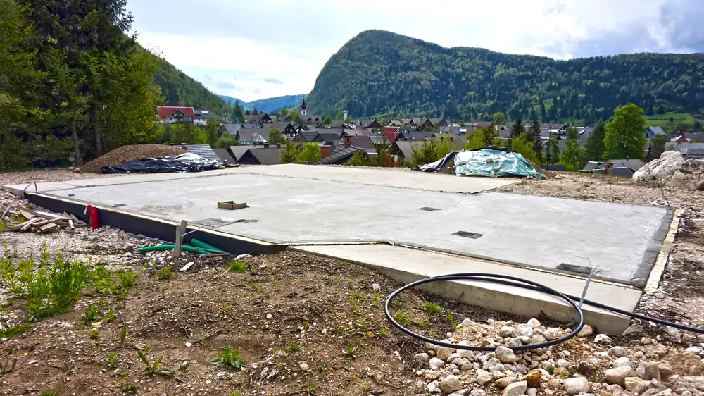 Betonska temeljna ploča novogradnje u brdovitom krajoliku